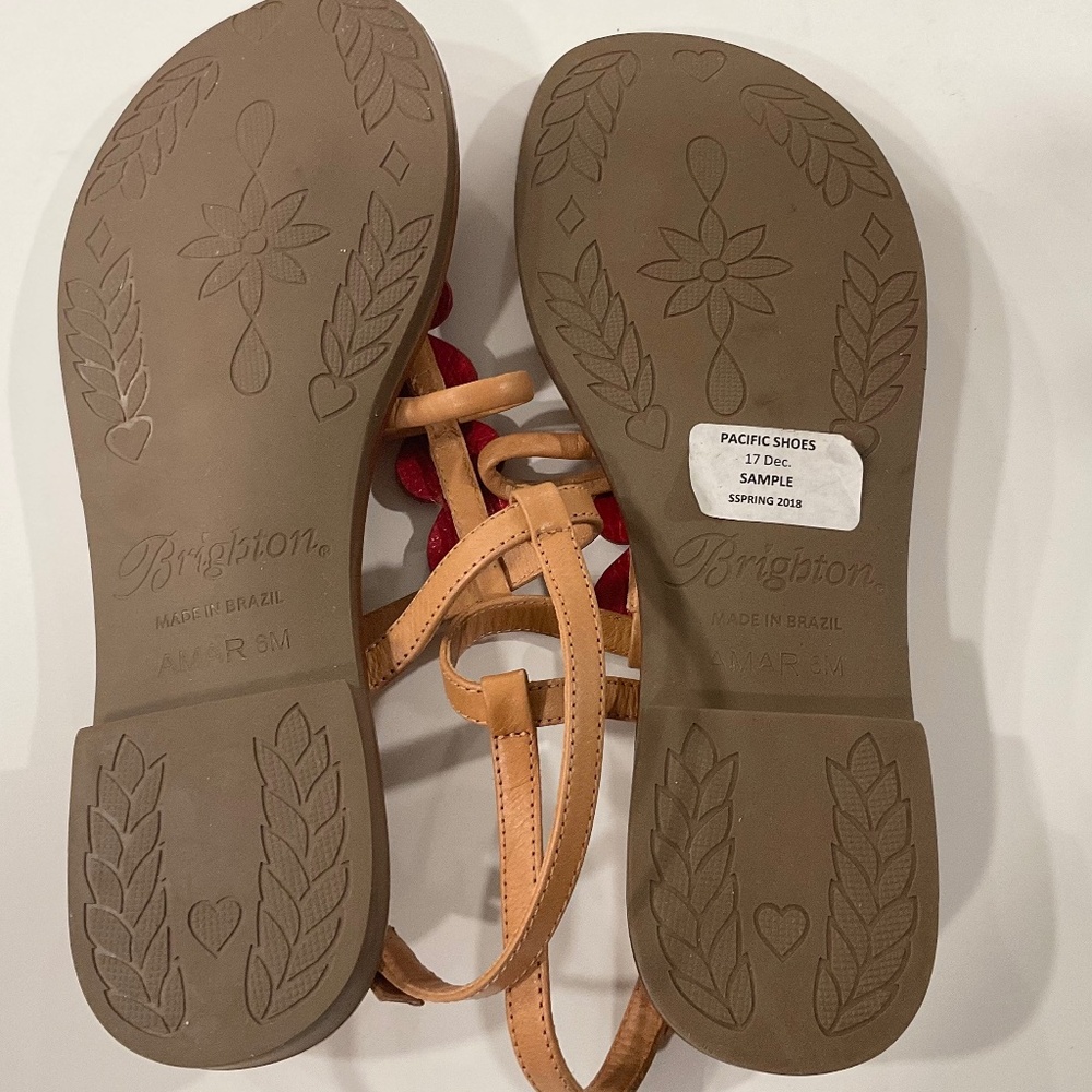BRIGHTON Amar Flat T-Srap Thong Sandals Tan /Red Hearts Leather Size 6 NEW - Picture 3 of 7